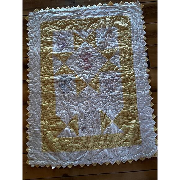 Beautiful Vintage Homemade quilt. Yellow w/ stars & Bears. Baby. Kids 52x40 - Picture 2 of 9